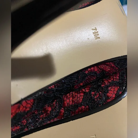 GUESS red/black lace pumps 7.5 - Picture 4 of 5